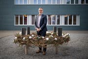 Direktor Claudio Vannini im Adventskranz, der einzigen Weihnachtsdekoration im Massnahmenzentrum. (Bild: Benjamin Manser)