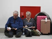 Zeitvertreib, bis endlich der Flugbetrieb in Gatwick wieder läuft. (Bild: KEYSTONE/EPA/FACUNDO ARRIZABALAGA)