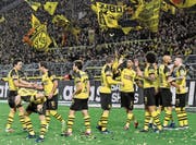 In Feierlaune: Die Dortmunder bejubeln den zweiten Treffer gegen Borussia Mönchengladbach. (Bild: Martin Meissner/AP (Dortmund, 21. Dezember 2018))