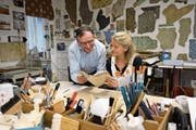 Papierrestauratorin Sibylle von Matt und Zunftschreiber Max Wyrsch mit dem alten Rechnungsbuch. (Bild: Romano Cuonz, Stans, 14. Dezember 2018)