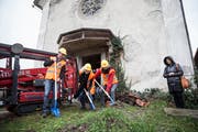 Bauleiter Patrick Abt, Besitzerin Ursula Trucco und Architektin Karin Simmen (von links) vollziehen den Spatenstich. (Bilder: Manuela Jans-Koch, Dierikon, 22. Dezember 2018)