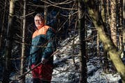 Hier fühlt er sich seit rund 40 Jahren zu Hause: Der abtretende Revierförster Franz Laimbacher im Wald bei seinem Wohnort in Unteriberg. (Bild: Boris Bürgisser, Unteriberg, 13. Dezember 2018)