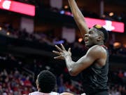 Clint Capela steigt hoch (Bild: KEYSTONE/FR171023 AP/ERIC CHRISTIAN SMITH)