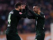 Torschütze William (rechts) und Passgeber Admir Mehmedi freuen sich nach Wolfsburgs 2:0 (Bild: KEYSTONE/EPA/DANIEL KOPATSCH)