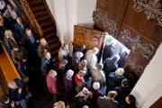 Besonders über die Festtage strömen die Leute in die Kirche. Doch wie kann man sie dazu bewegen, auch unter dem Jahr eine Messe zu besuchen? (Bild: Alessandro Della Bella / Keystone)
