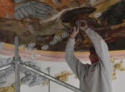 Die Deckengemälde in der Jakobuskirche werden provisorisch gesichert. (Bilder: Fritz Heinze)