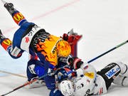 Den Drachen am Ende doch noch gebodigt: ZSC-Verteidiger Maxim Noreau (li.) im Zweikampf mit Tristan Vauclair (Bild: KEYSTONE/WALTER BIERI)
