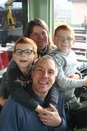 Die Familie hinter dem Steuer: Luka, Andrea, Christoph und Tristan Streck (v.l.).