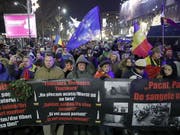 Tausende Rumänen gedenken der Revolution von 1989 und protestieren gegen die aktuelle Regierung. (Bild: KEYSTONE/EPA/ROBERT GHEMENT)