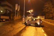 Das Auto prallte in ein Geländer. (Bild: Zuger Strafverfolgunsbehörden (Walchwil, 22. Dezember 2018))