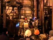 Russische Rettungskräfte vor einem Lift zum Zugang des Bergwerks bei Solikamsk. (Bild: KEYSTONE/AP RU-RTR Russian Television)