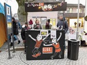 Jugendarbeiter Marc Hofstetter mit Jugendlichen an der mobilen Bar der Offenen Jugendarbeit Altdorf. (Bild: PD)
