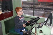 Hinters Steuer durfte Luka Streck nur, als der rote Doppelpfeil «Churchill» im Bahnhof auf dem Gleis stand.