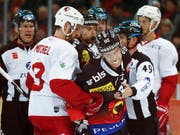 Energisch zum Sieg: Gaëtan Haas (re.) schoss Bern gegen Lausanne schon nach zwölf Minuten vorentscheidend 2:0 in Führung (Bild: KEYSTONE/PETER KLAUNZER)