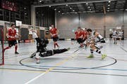 Sarnen-Stürmer Markus Abegg (rechts) kommt hier zu einem Torabschluss. (Bild: Simon Abächerli (Langenthal, 22. Dezember 2018)