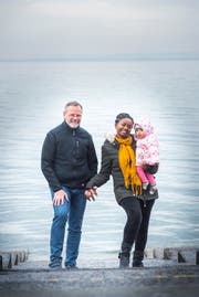 Ralph Klee steht mit seiner Frau und der Tochter am Bodensee.