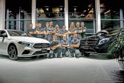 Patrick Walker (Zweiter von links) und sein Team der Garage Walker in Schattdorf freuen sich über ihren Erfolg. (Bild: PD)