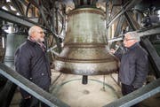 Pfarrer Christoph Baumgartner und Glockenexperte Hans Jürg Gnehm im Glockenturm der katholischen Kirche Bischofszell.