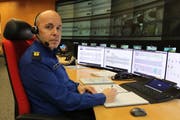 Karl Walker arbeitet an Heilgabend in der Alarm- und Einsatzzentrale im Werkhof Flüelen. (Bild: Markus Zwyssig)