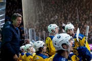 Kann er in den Schuhen von Arno Del Curto gehen? Der neue HCD-Trainer Harijs Witolinsch (links). (Bild: Urs Lindt/Freshfocus (Fribourg, 22. Dezember 2018))
