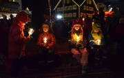 Die Kinder horchen gebannt dem Weihnachtsmärchen von Lisbeth Wirth. (Bild: Christoph Heer)