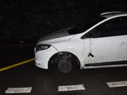 Ein 80-jähriger Autolenker ist am Samstagabend bei Klosters nach zwei Kollisionen auf den Felgen weitergefahren, bis es nicht mehr ging. (Bild: Kantonspolizei Graubünden)