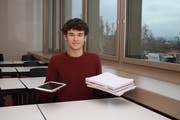 Maturand Sydney Kämpfer untersuchte für seine Maturaarbeit das Thema papierlose Kantonsschule. (Bild: Marion Wannemacher, Sarnen, 18. Dezember 2018)