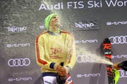 Champagnerdusche für Daniel Yule auf dem Podest. Bild: Alessandro Trovati (Madonna Di Campiglio, 22. Dezember 2018))
