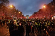 Schlecht fürs Weihnachtsgeschäft: Gelbwesten demonstrieren auf den Champs-Elysées. (Bild: Nicolas Economou/NurPhoto (Paris, 8. Dezember 2018))