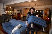 Maria Minutella aus Ennetmoos macht Platz für die Weihnachtsfeier mit der 50-köpfigen Sippe. (Bild: Corinne Glanzmann, Ennetmoos, 11. Dezember 2018)