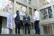 Die Schule ISOCS International School of Central Switzerland stand laut Blick kurz vor der pleite. Im Bild: David Longo (Elternteil), Schulleiter Kamran Baig und Achilles Jost (Elternteil).(Bild: Maria Schmid ( Cham, 23. Novemer 2018 ))