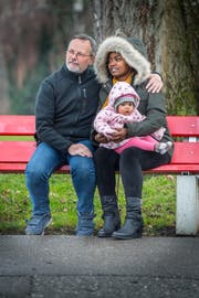 Ralph Klee hat eine Frau aus Eritrea geheiratet, sie konnte aber lange nicht in die Schweiz einreisen. Jetzt ist sie endlich bei ihm mit dem gemeinsamen Kind Ruth Mercy. Das Ende einer Odyssee.