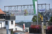 Im August verband diese Passerelle die zwei Seiten der Hauptstrasse. Das war Teil des Fesitvals Spektakulair. (Bild: Ruben Schönenberger)