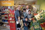 Raphael und Fabienne Wallimann-Halter mit Lilly und Matua und Beat und Maria Halter-Wicki (von links) im Dorfladen Volg. (Bild: Corinne Glanzmann (Lungern: 19. Dezember 2018))