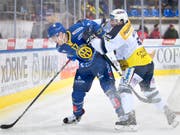 Kampf bis zur letzten Sekunde: Ambris Torschütze Marco Müller (re.) wehrt sich gegen den Davoser Perttu Lindgren (Bild: KEYSTONE/GIAN EHRENZELLER)