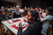 Die Asylsuchenden geniessen das Essen und die gemeinsame Zeit an der Weihnachtsfeier im evangelischen Kirchgemeindehaus. (Bild: Andrea Stalder)