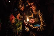 Die Kinder zünden bei der Ranftkapelle ihre Laternen mit dem Friedenslicht an. (Bild: Manuela Jans-Koch, Flüeli-Ranft, 22. Dezember 2018)