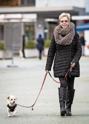Judith Heusser mit ihrer Hündin Ella. (Bild: Christian H. Hildebrand (Rotkreuz 20. Dezember 2018))