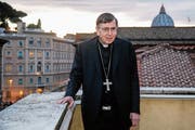 Kardinal Kurt Koch im Vatikan auf dem Balkon des herrschaftlichen Gebäudes, in dem er arbeitet. Im Hintergrund rechts die Kuppel des Petersdoms. (Bild: Fabio Frustachi (Rom, 27. November 2018))
