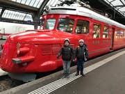 Tristan (links) und Luka kurz vor der Abfahrt in Zürich: Auf den ersten Blick verrät nur die Brille, wer wer ist.