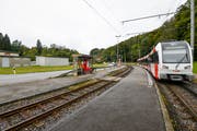 Die Haltestelle Murkart. Heute halten hier keine Züge mehr; der Billettautomat wurde bereits abmontiert. (Bild: Donato Caspari, 19.September 2017)