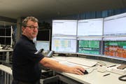 Bruno Walker aus Altdorf arbeitet am Heiligabend in der Netzleitstelle des EWA. (Bild: Markus Zwyssig)