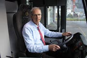 Bernhard Rösing aus Erstfeld ist an Heiligabend als Chauffeur der Auto AG Uri im Einsatz. (Bild: Markus Zwyssig)