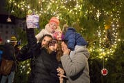 Nicht nur für bekannte St.Gallerinnen und St.Gallern, auch für vom «Tagblatt» befragte Passantinnen und Passanten ist Weihnachten das Fest der Familie. Ein beliebter Treffpunkt, um mit der Familie etwas zu unternehmen, ist dabei im Advent immer auch der grosse Christbaum auf dem Klosterplatz. (Bild: Benjamin Manser - 27. November 2016)