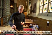 Marvin Schulz zündet in der Pauluskirche eine Kerze an. (Bild: Dominik Wunderli (Luzern, 11. Dezember 2018))