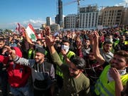 Hunderte haben im Zentrum von Beirut gegen Korruption und die schwierige Versorgungslage demonstriert - zum Teil in gelben Westen. (Bild: KEYSTONE/EPA/NABIL MOUNZER)