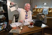 Mitbegründer Otto Odermatt verhilft dem Chäslager mit hundert Geschichten zu neuen Stühlen. (Bild: Romano Cuonz, Stans, 21. Dezember 2018)