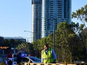 Nach lautem «Knacken» evakuiert: Ein erst vor wenigen Monaten eröffnetes Hochhaus in der australischen Metropole Sydney wurde vorsorglich geräumt. (Bild: KEYSTONE/EPA AAP/MICK TSIKAS)