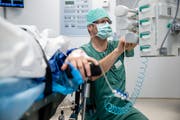 Anästhesiepfleger Stefan Flatz bereitet Patientin Jacqueline Senn auf den Eingriff vor. (Bild: Philipp Schmidli (Luzern, 18. Dezember 2018))