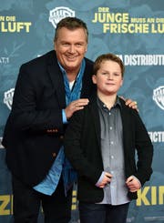 Entertainer Hape Kerkeling (l.) und Schauspieler Julius Weckauf (r.) kommen zur Premiere. (Bild: dpa)